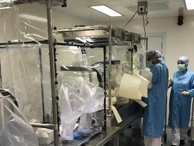 Первая клиническая партия, изготовленная в одноразовом изоляторе